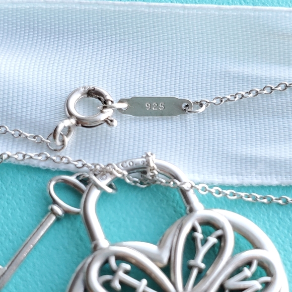 Filigree heart and key pendant necklace - Picture 7 of 10